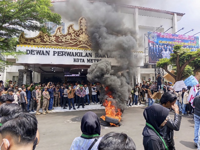 Bakar Ban di Gedung DPRD, Ratusan Mahasiswa Tuntut Wali Kota Metro Evaluasi 13 Program Unggulan