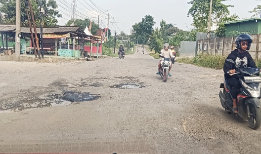 Jalan Tirtayasa Rusak Parah, Pemudik Keluhkan Kondisi Lubang Hingga Depan Kantor Camat Sukabumi