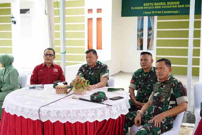 Wujud Penghormatan, KASAD Serahkan Santunan Rumah bagi Prajurit Cacat di Lampung Selatan