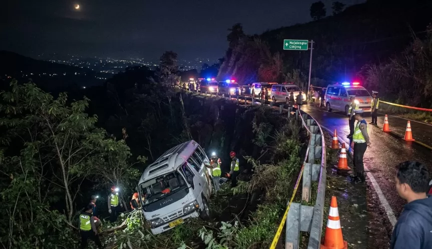 Rem Blong dan Sopir Mengantuk, Mobil Travel Terjun ke Jurang di Majalengka 6 Tewas Belasan Luka Luka