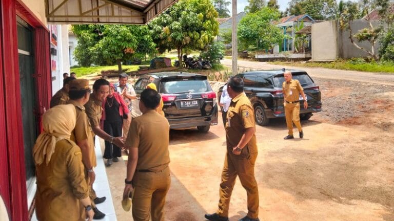 Stafsus Kemenkop Tinjau Gerai Koperasi Desa Merah Putih di Way Kanan