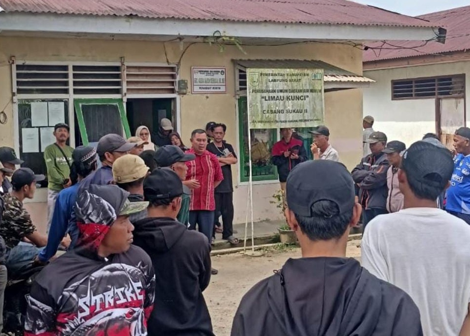 Krisis Air Bersih di Sukau Memuncak, Puluhan Warga Tanjung Raya Geruduk Kantor Perumda Limau Kunci