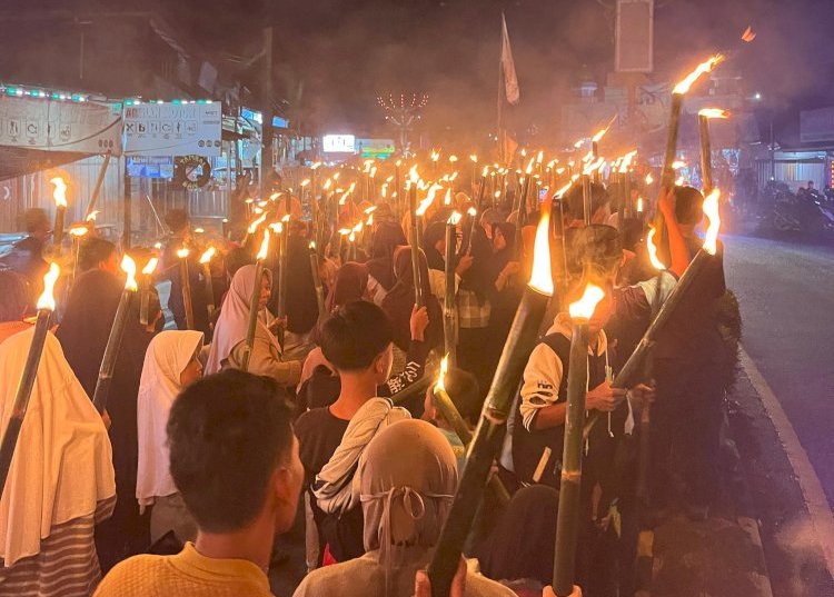Lautan Cahaya di Kaki Bukit Barisan: Seribu Obor Terangi Malam Lailatul Qadar di Liwa