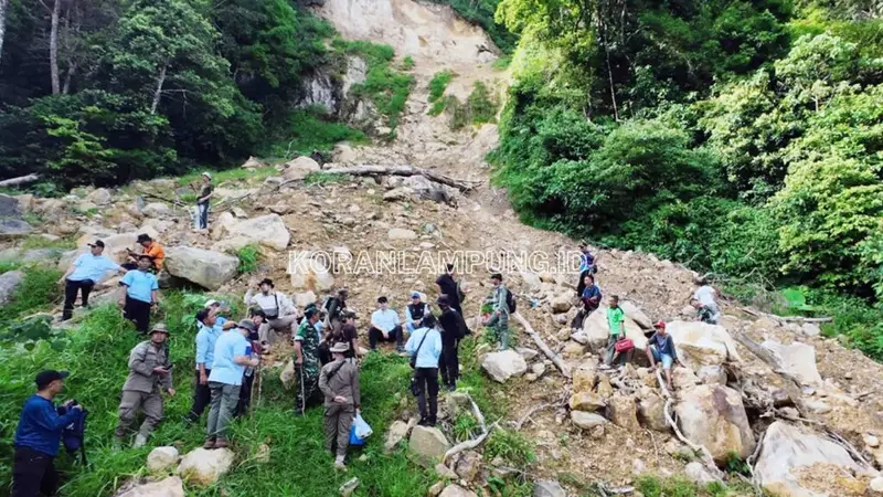 Bupati Egi Pastikan Longsor Rajabasa Murni Faktor Alam, Zona Inti Dihijaukan Kembal