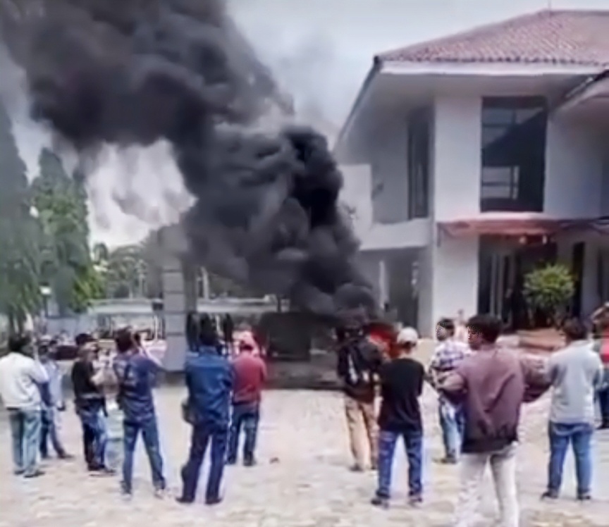 Didemo Buruh Kantor DPRD Lamsel Mendadak Kosong, Massa Bakar Ban