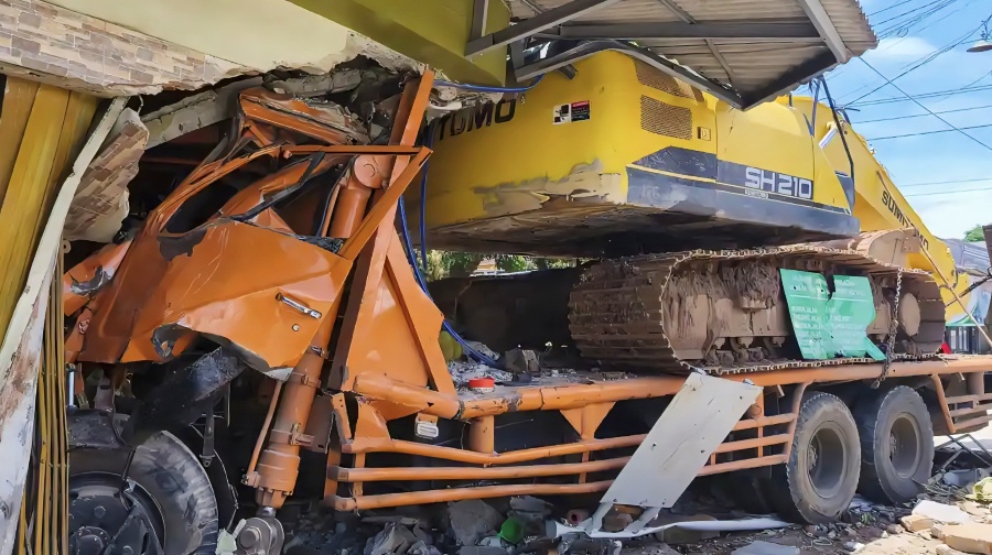 Viral, Truk Pengangkut Ekskavator Seruduk Motor, Mobil, hingga Rumah Warga di Jati Agung