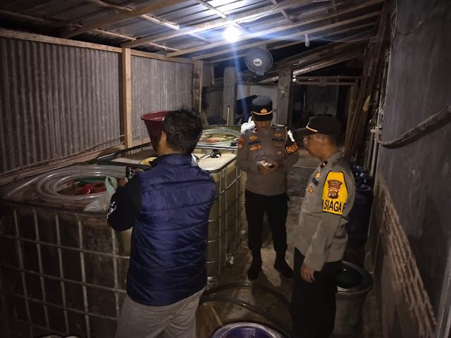 Gerebek Gudang BBM Ilegal di Metro Timur, Polisi Sita Ratusan Jerigen Minyak Mentah Palembang