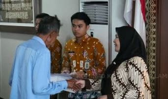 Wali Kota Eva Dwiana Serahkan Bantuan Pengobatan – Santunan Kematian