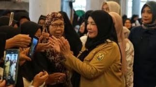 Wali Kota Eva Dwiana Serahkan Bantuan Rp100 Juta untuk Masjid Tawwakal