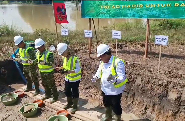 Sinergi TNI Melalui Kodam XXI/Raden Inten dan Pemerintah Daerah Bangun Jembatan di Kali Pasir
