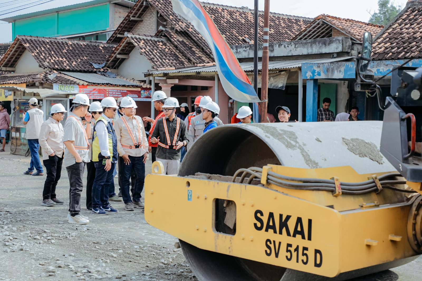 Gubernur Mirza Tinjau Langsung Pembangunan Jalan Padang Ratu-Kalirejo