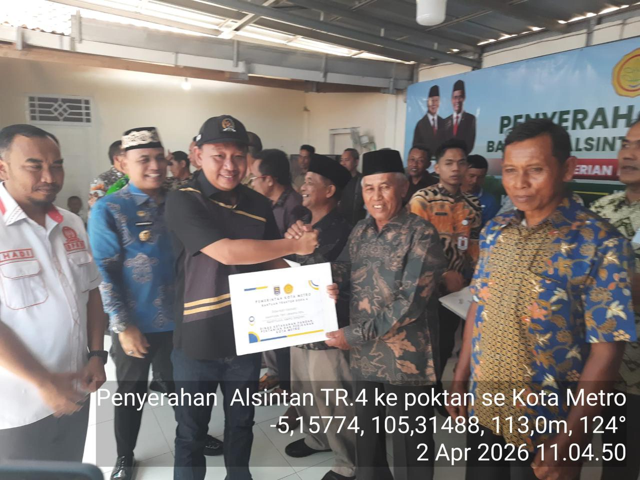 Anggota DPRD Metro A. Cahyadi Lamunyai dan Hadi Kurniadi Hadiri Penyerahan Bantuan Traktor Secara Simbolis