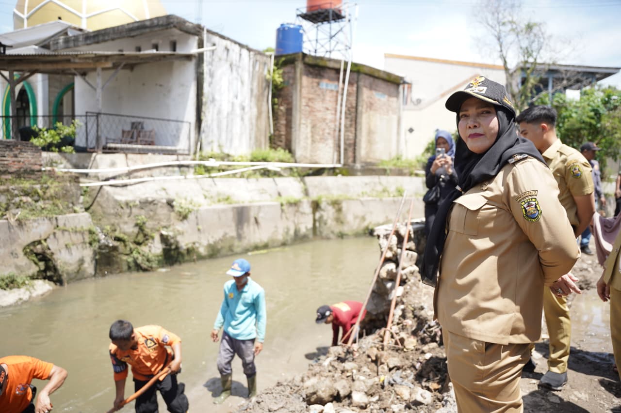 Wali Kota Eva Dwiana Tinjau Titik Rawan Banjir, Saluran Air di Tanjung Senang Akan Diperlebar