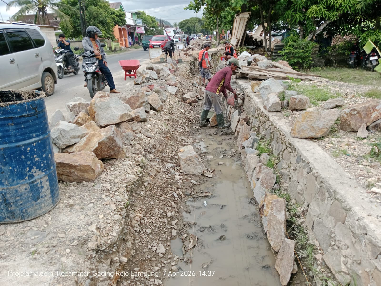 Warga Kritik Proyek Drainase di Tambah Rejo: Diduga Dikerjakan Asal Jadi, Material Tak Standar, Pengawas Absen
