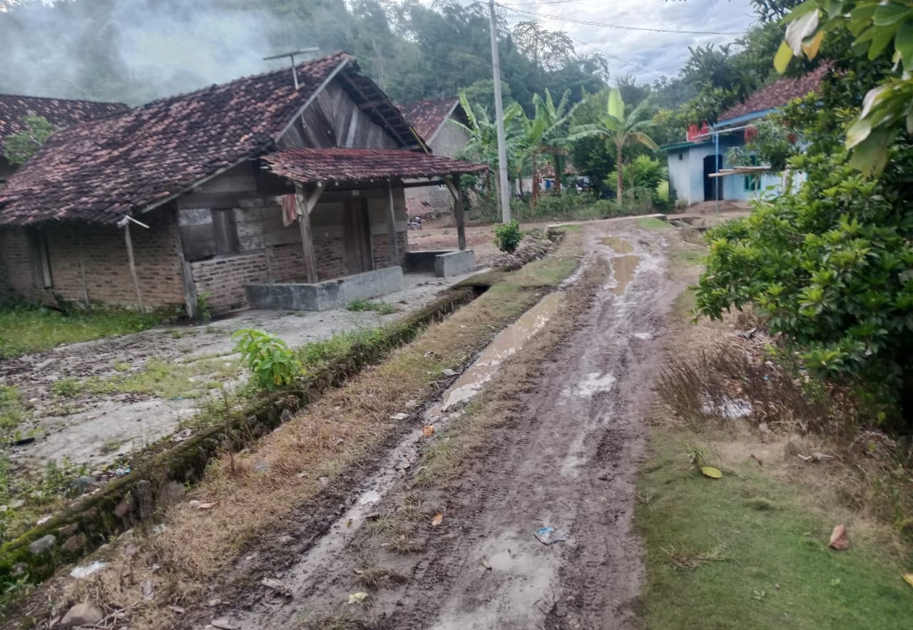 Warga Keluhkan Kondisi Jalan Kabupaten di Lubuk Tanoh Pesawaran, Tak Tersentuh Pembangunan Sejak Zaman Soeharto