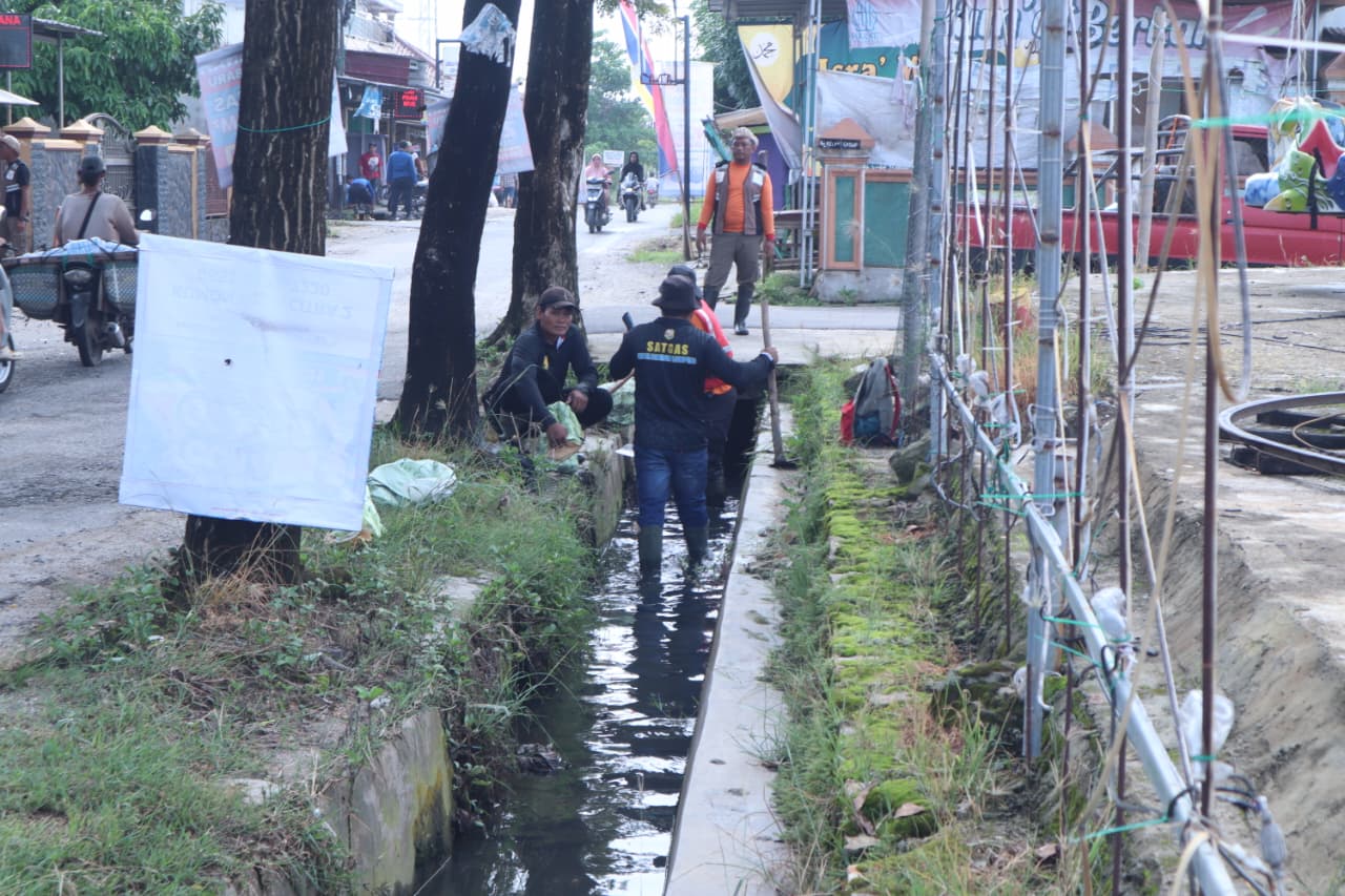 Tim Satgas Pemkot Bandar Lampung Bersihkan Drainase di Jalan Pulau Singkap