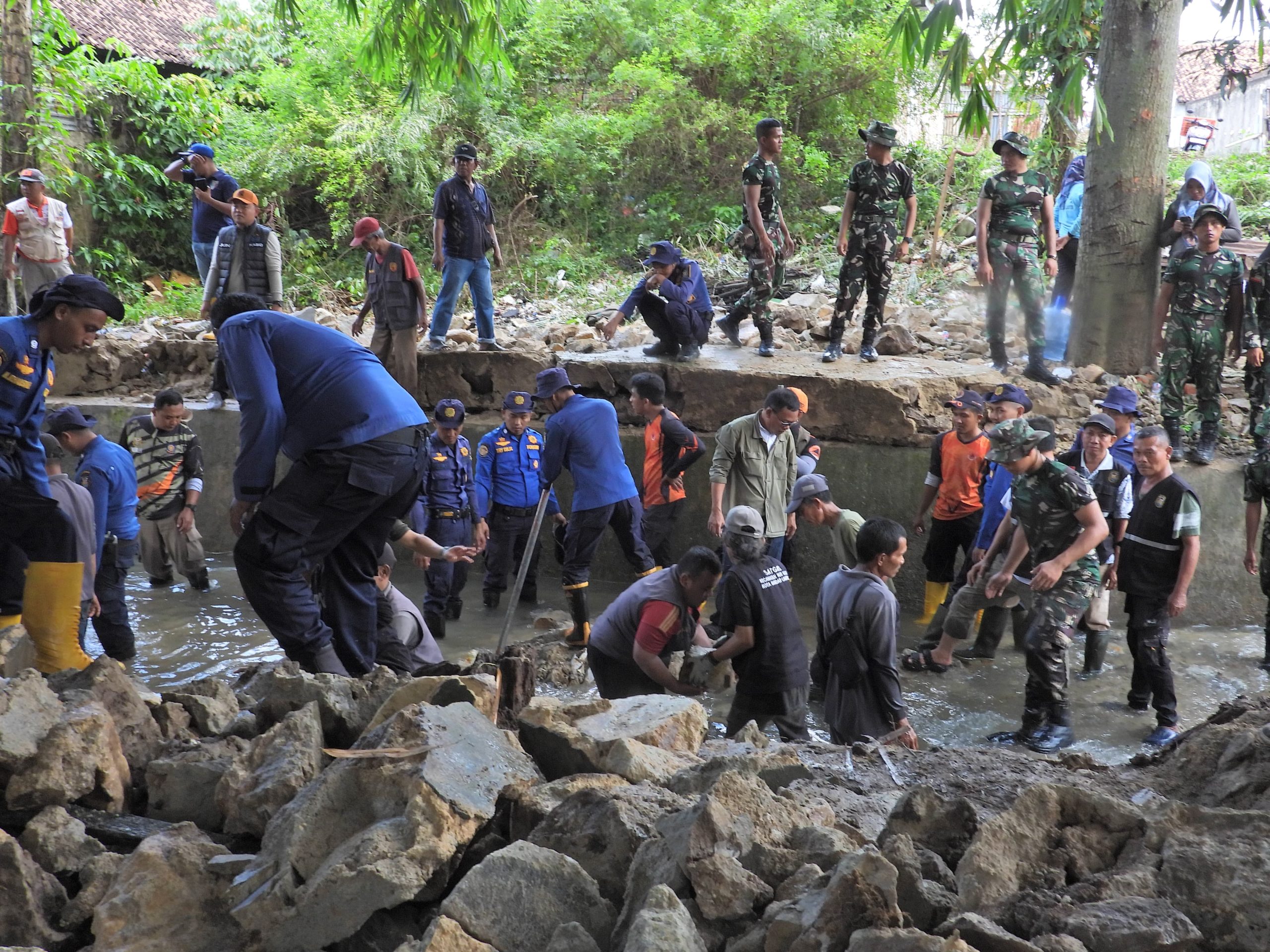 Pemkot-TNI Percepat Normalisasi Sungai di Kelurahan Jagabaya 1