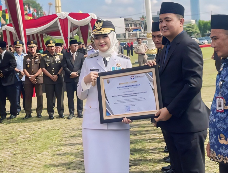 Disdikbud Lampung Raih Penghargaan Pelayanan Publik di HUT ke-62 Provinsi Lampung