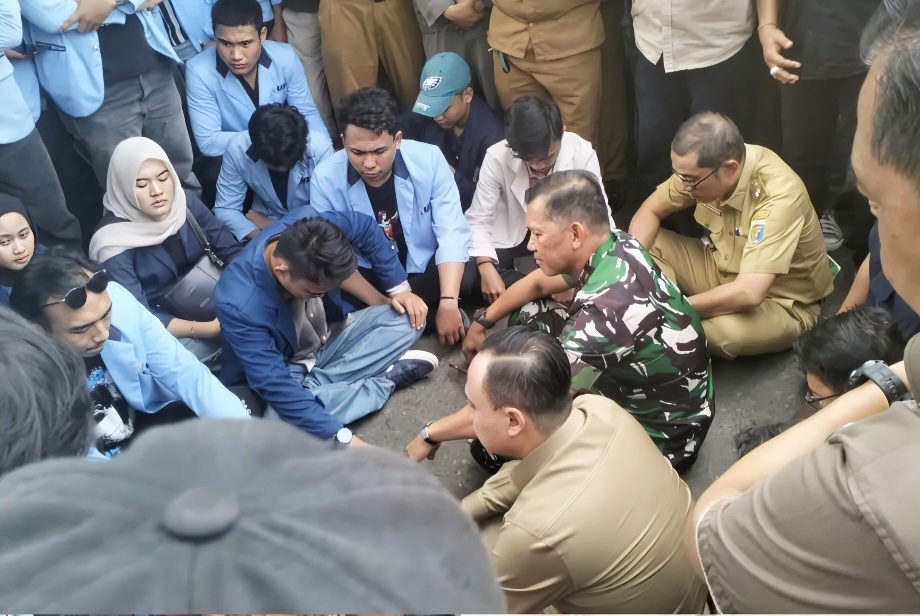 Mahasiswa Lampung Tuntut Usut Tuntas Penyiraman Air Keras Aktivis KontraS Pangdam XXI Dialog Duduk Lesehan