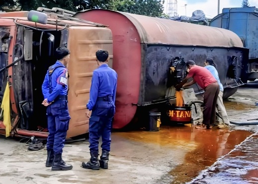 Truk Tangki Minyak Mentah Terguling di Rajabasa, Damkarmat Sterilkan Aspal dari Tumpahan