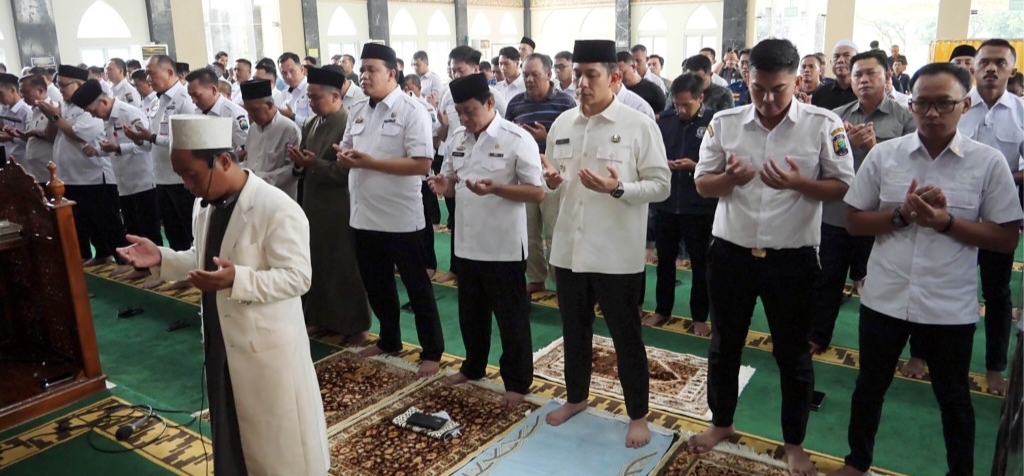 Bupati Egi dan Ratusan Jemaah di Kalianda Gelar Salat Gaib untuk Korban Tragedi KAI