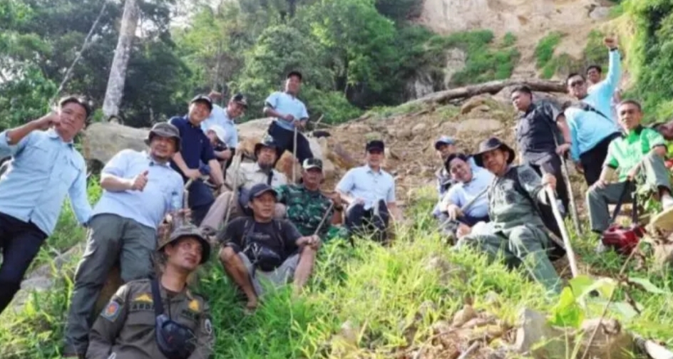 Bupati Egi Tinjau Longsor Gunung Rajabasa, Langsung Tanam Pohon untuk Antisipasi