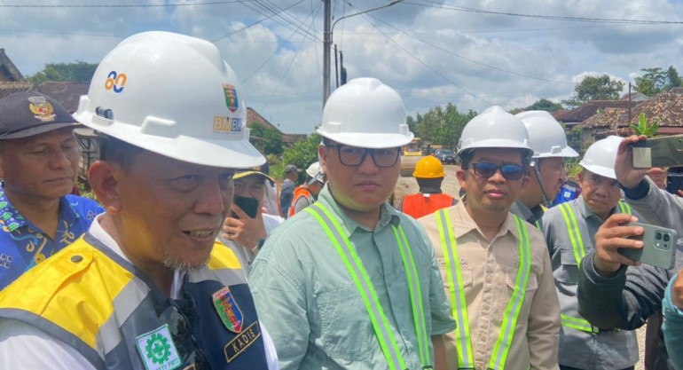 Ikut Groundbreaking Perbaikan Ruas Jabung-SP Labuhan Maringgai, Giri Akbar: Kami Tak Mau Baru Dibangun Sudah Rusak
