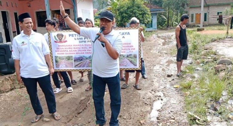 Petisi Mosi Tidak Percaya: LSM Penjara dan Warga Tuntut Perbaikan Jalan Rusak