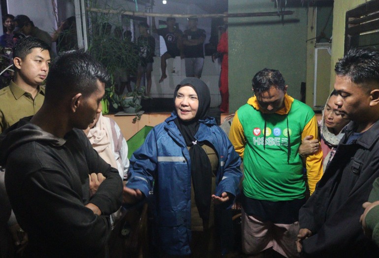 Wali Kota Eva Jenguk dan Beri Tali Asih Korban Terbawa Arus di Garuntang