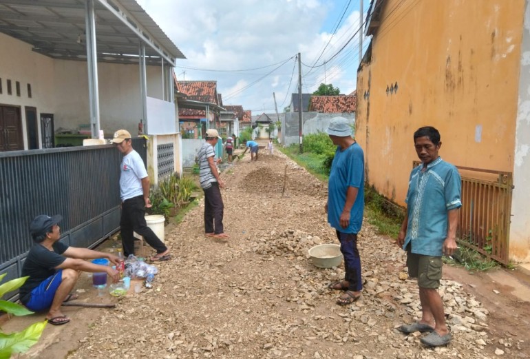 Warga RT 27 Hadimulyo Timur Gotong Royong Perbaiki Jalan Rusak Secara Swadaya