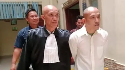 Sidang Pembunuhan Ayah Kandung Memanas, Terdakwa Tiba-tiba Teriak “Mau Cerai” di Depan Hakim