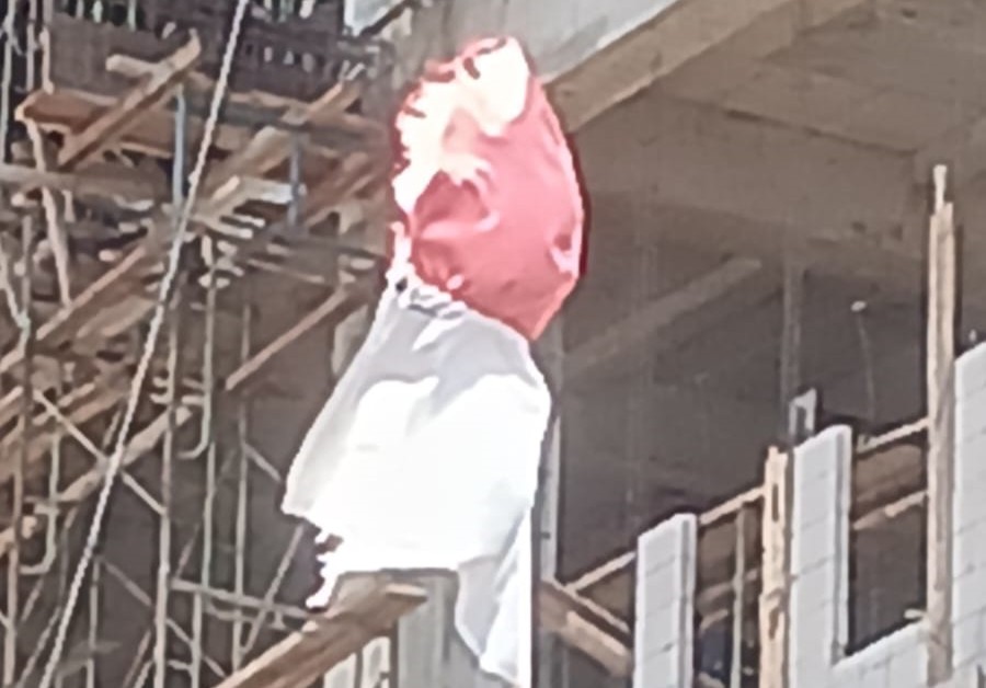 Miris, Bendera Merah Putih Robek Masih Berkibar di Halaman Kejati Lampung