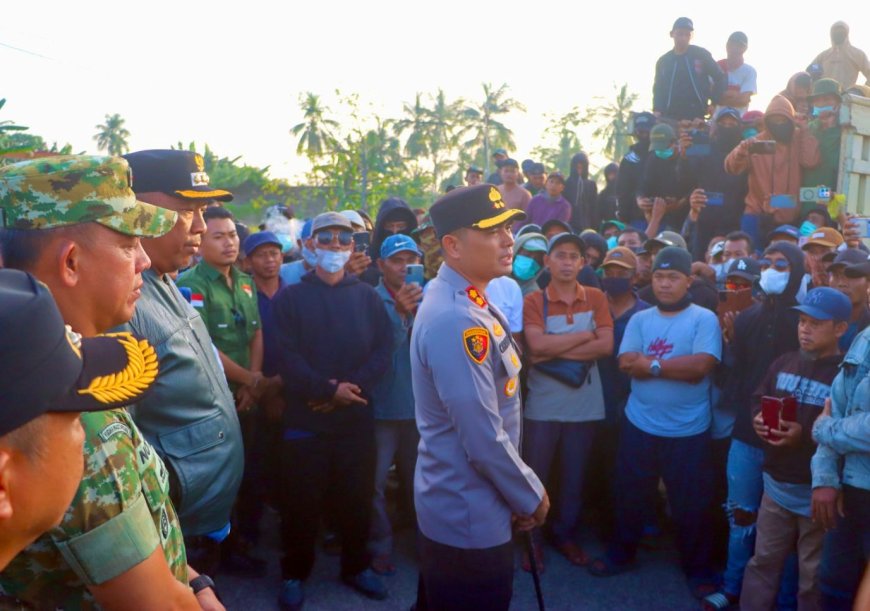 Tuntut Pembebasan Rekan, Ribuan Warga Padang Ratu Kepung Polres Lampung Tengah