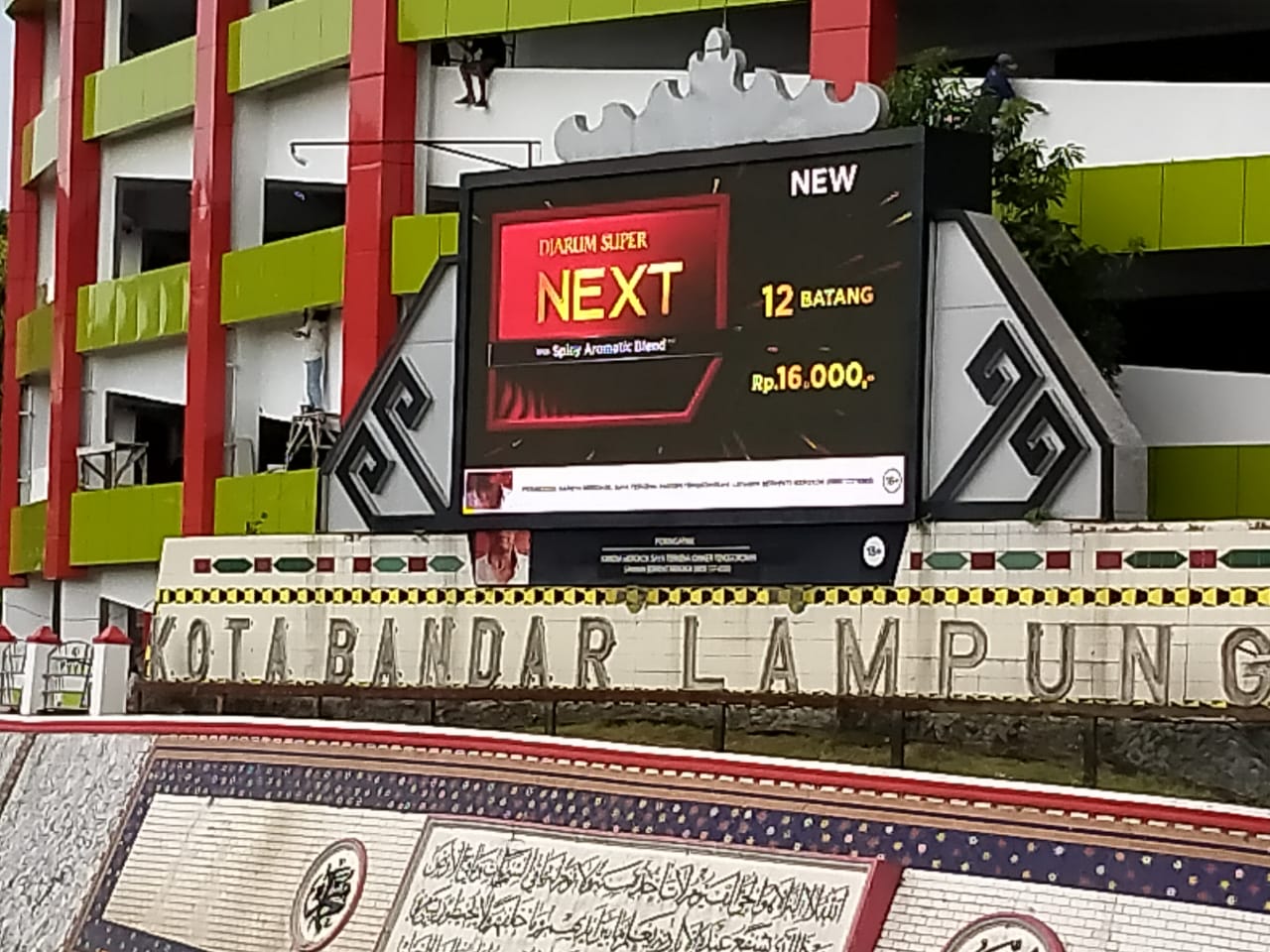 Ironi Kota Layak Anak: Menjamurnya “Asap” Iklan Rokok di Jantung Kota Bandar Lampung