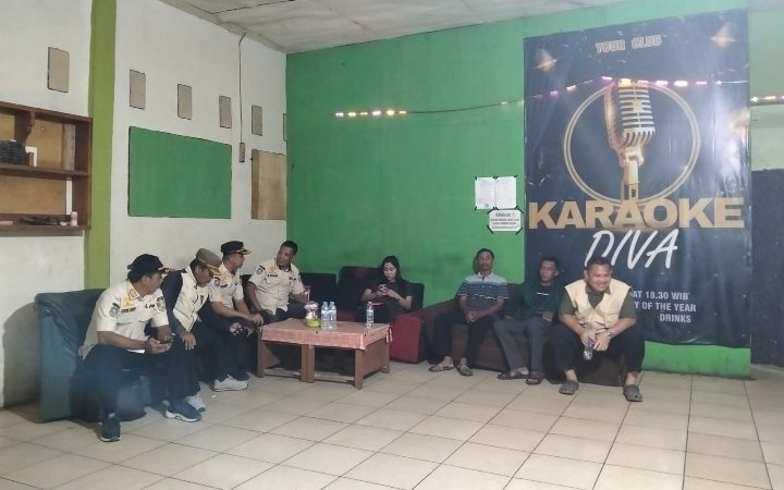 Resahkan Warga Satpol PP Tubaba Segel Karaoke Diva