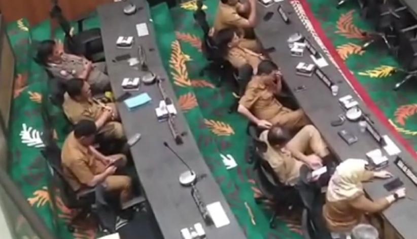 Viral! Sekda Tidur dan Kadis Main Game dan Nonton Drachin Saat Sidang Paripurna