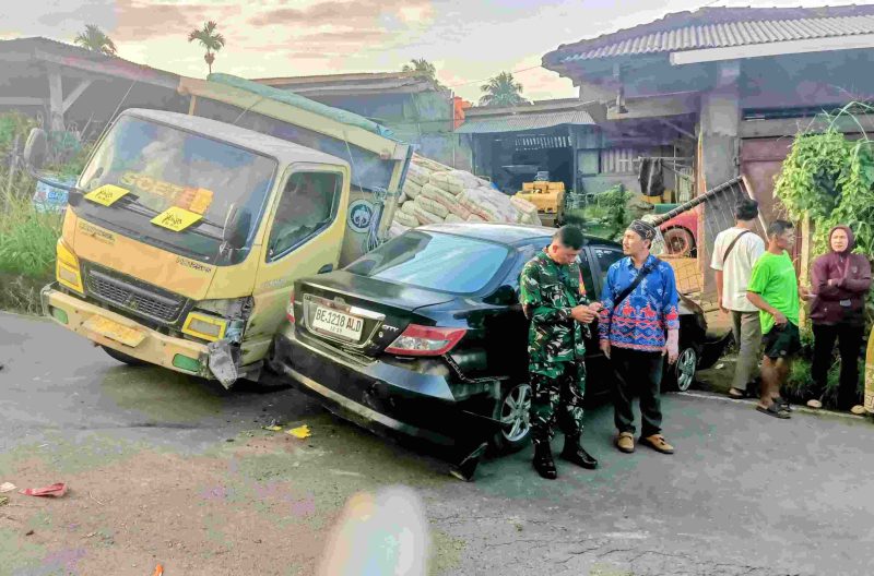 Gagal Menanjak, Truk Muatan Semen 10 Ton Mundur dan Hantam Sedan di Kemiling