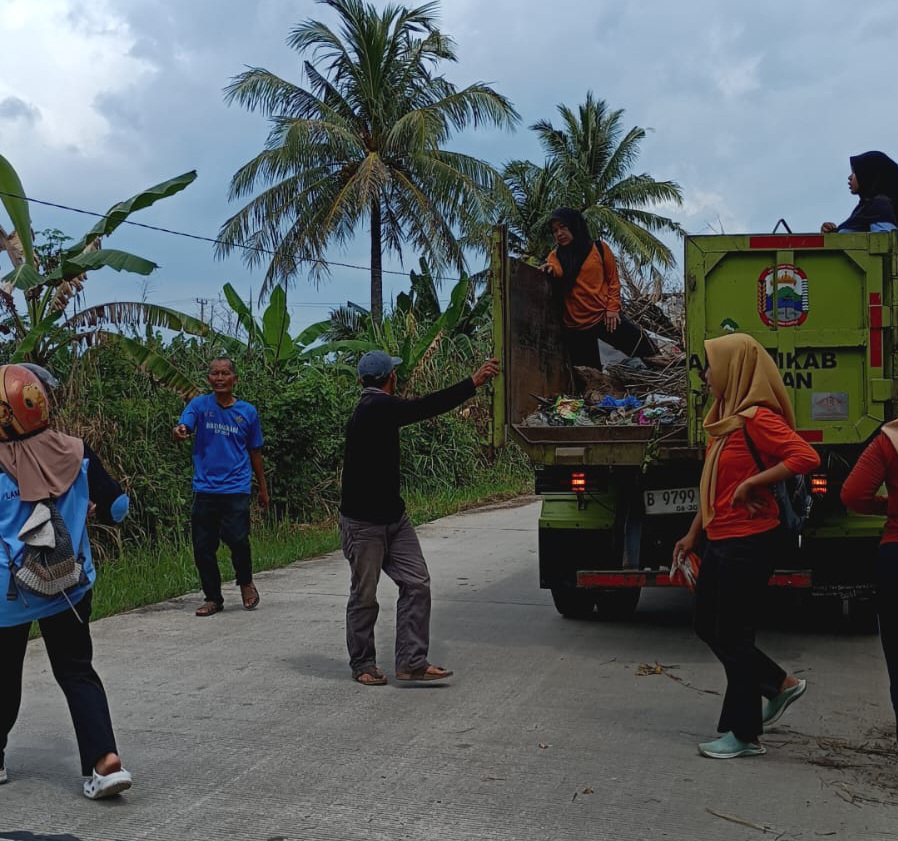 Petugas Kebersihan DLH Lamsel Berjibaku Bersihkan Sampah Sejumlah Titik Aksi Gertak HELAU