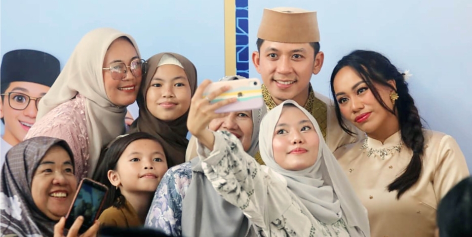 Tanpa Sekat di Hari Raya, Egi-Zita Salami Warga Satu per Satu di Lamban Rakyat