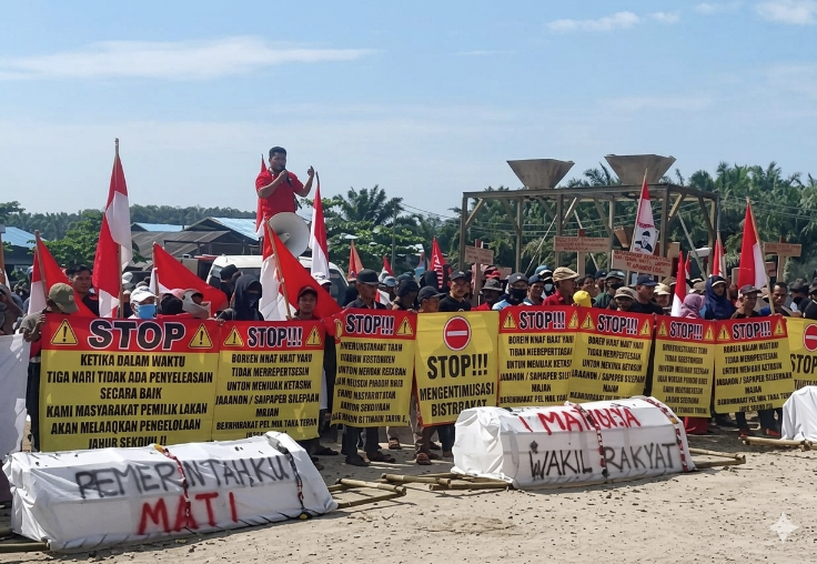 Bawa Keranda dan Spanduk 16 Meter, 400 Warga 8 Desa Long March Tolak Perpanjangan HGU PT PAL
