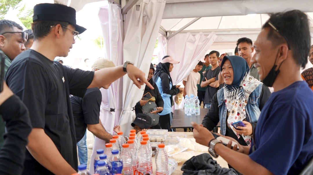 Di Tengah Hingar Bingar Indonesian Drift Series 2026, Bupati Egi Sempatkan Jajan Dagangan Pelaku UMKM