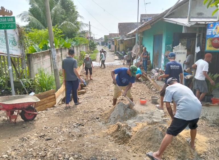 Kesal Pemkot Selalu Cuek, Warga RW 10 Hadimulyo Timur Perbaiki Jalan Pakai Dana Swadaya