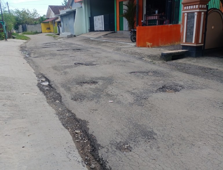 Belum Genap Empat Bulan, Jalan Gang Nusa Indah V Way Dadi Rusak dan Dipenuhi Lubang