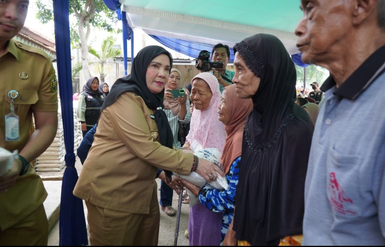 Wali Kota Bandar Lampung Salurkan Bantuan Beras untuk 146 Ribu Lebih KPM