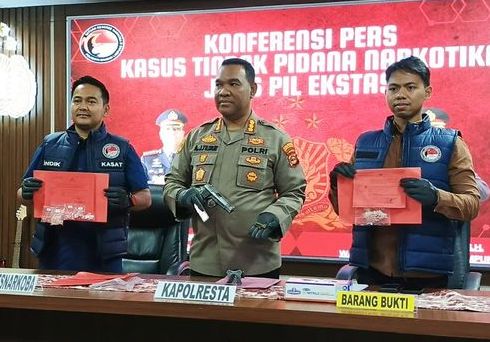 Bawa 157 Butir Ekstasi dan Senpi Rakitan, Pecatan TNI AU Bersama Rekannya Ditangkap di Bandar Lampung
