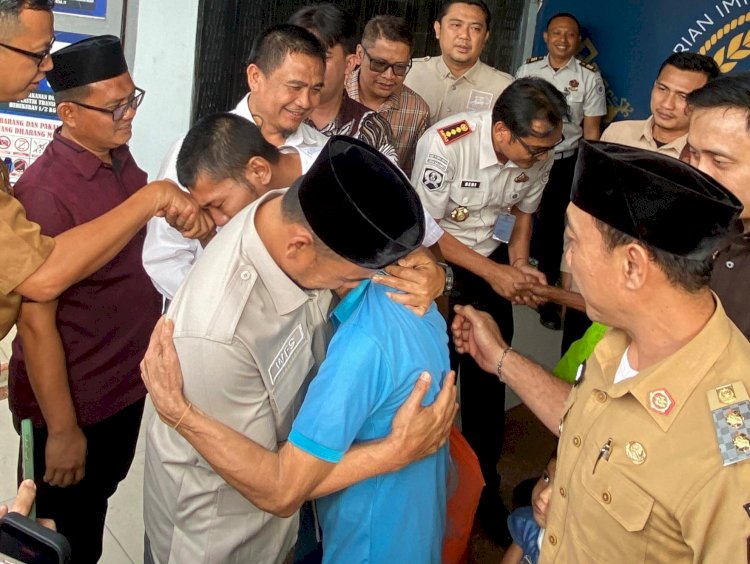 Dijamin Anggota DPRD Wahrul Fauzi Silalahi, Mbah Mujiran Terdakwa Pencuri Karet PTPN I Akhirnya Hirup Udara Bebas Tahanan Kota