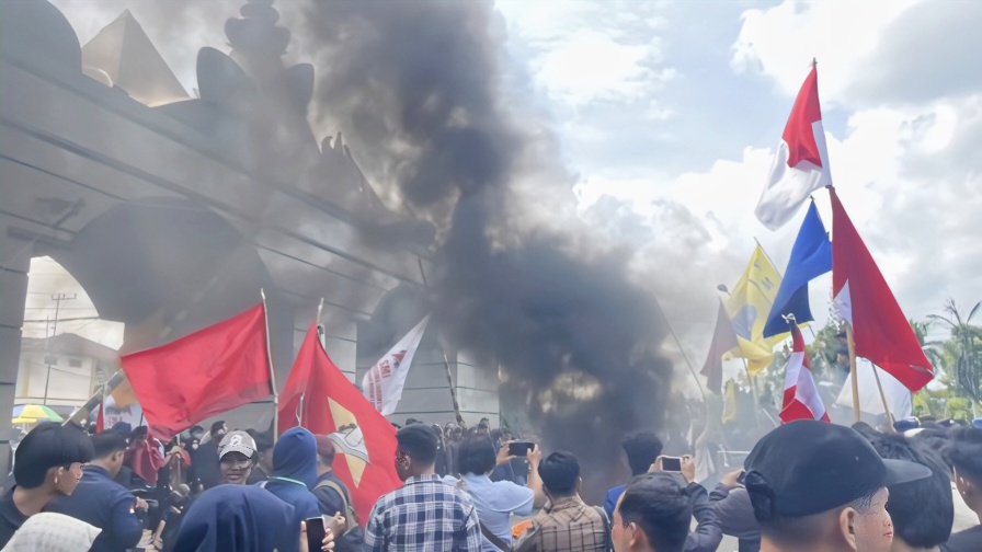 Ratusan Mahasiswa Geruduk DPRD Lampung, Bakar Ban dan Desak Penuhi 6 Tuntutan