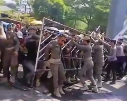 Gedung Kosong Saat Disatroni Massa, Pagar Besi DPRD Lampung Selatan Roboh Diamuk Demonstran