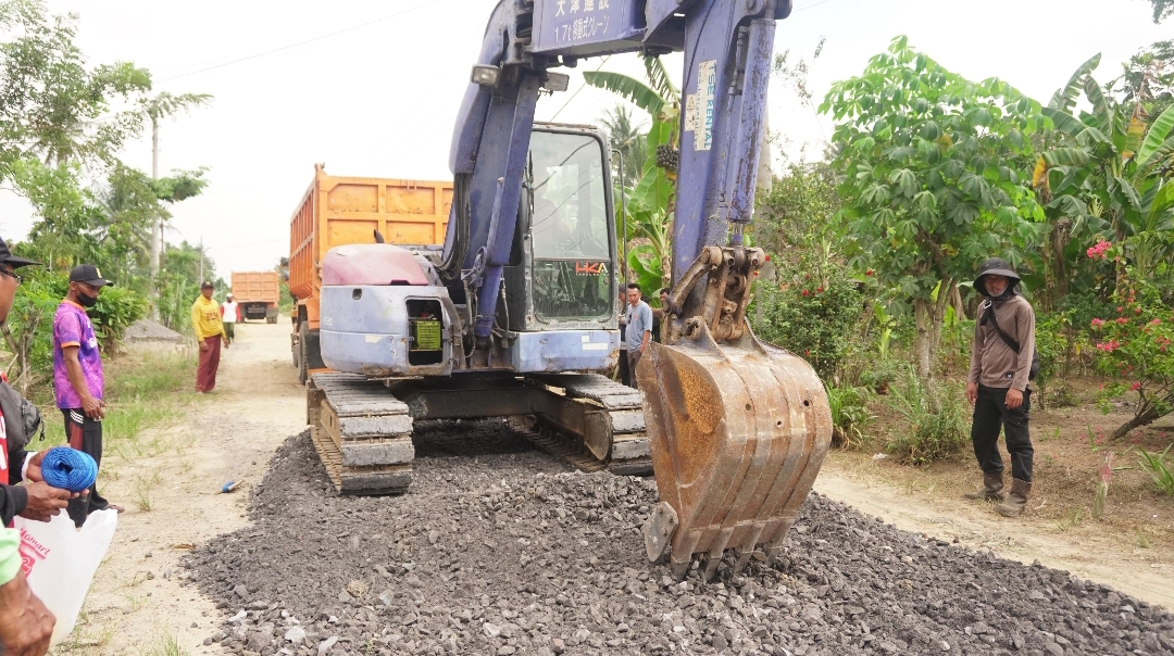 HKA Maintenance Bakter Bantu Warga Perbaiki Infrastruktur Jalan di Lampung Tengah