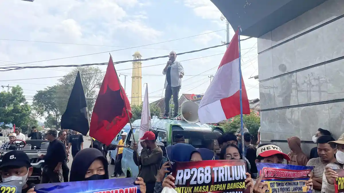 Tuntut Audit Makan Bergizi Gratis dan Utang Rp1 T, Massa Demo di DPRD Lampung